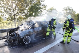 Ein Auto ist aus noch ungeklärter Ursache auf dem Standstreifen ausgebrannt.