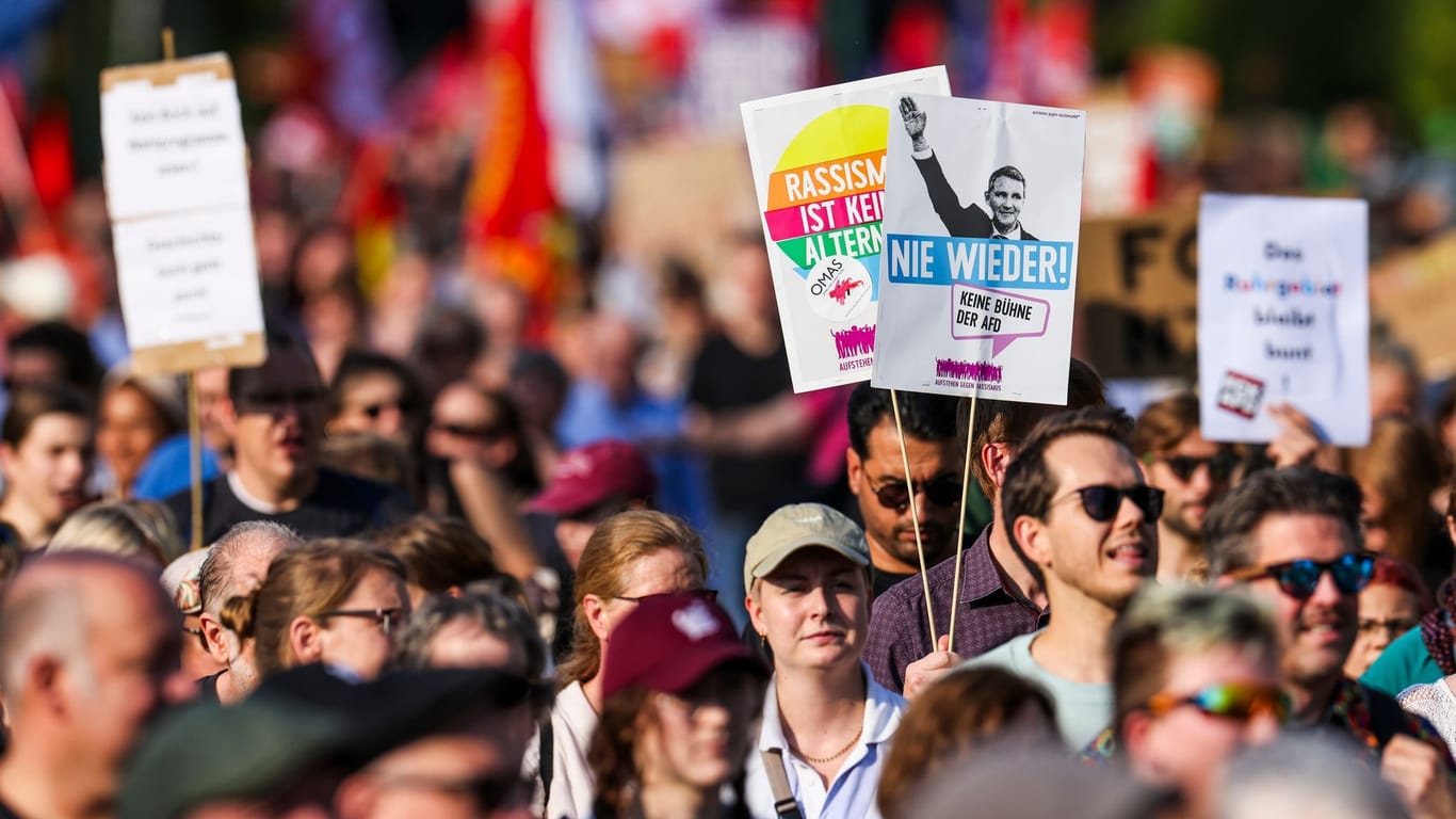 Rund 4000 Menschen demonstrierten am Donnerstagabend gegen das AfD-Treffen in der Philharmonie.