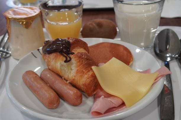 Kalorienreiches Frühstück: Wurst, Milch und Käse enthalten auch viel Cholesterin.