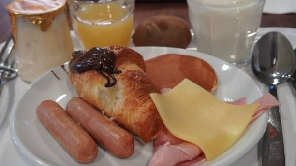 Kalorienreiches Frühstück: Wurst, Milch und Käse enthalten auch viel Cholesterin.