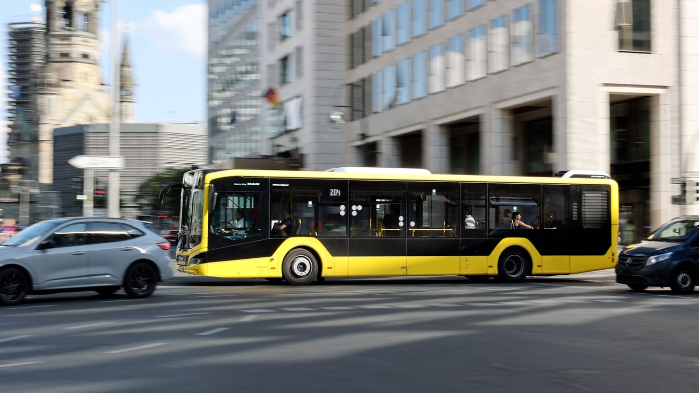 Kleine Ticket-Revolution bei der BVG (Archivbild): Bargeld wird in den Bussen ab heute nicht mehr angenommen.