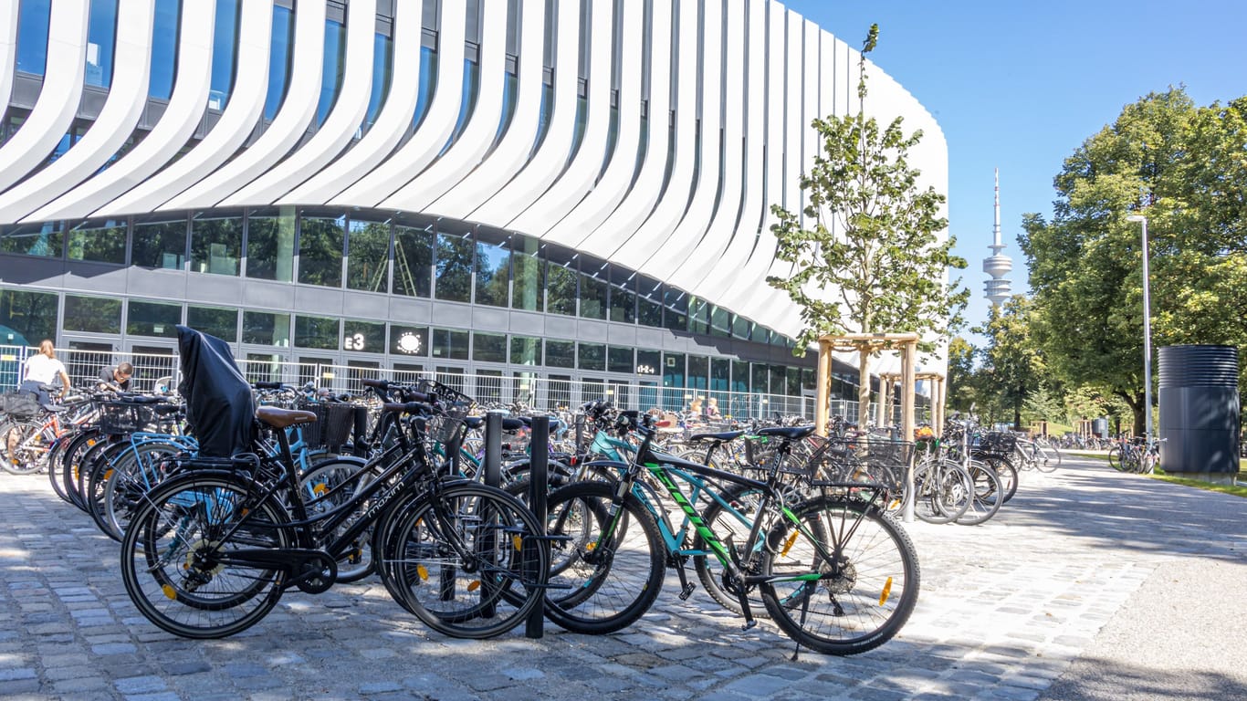 Rund 600 Fahrradständer stehen vor dem SAP Garden zur Verfügung.