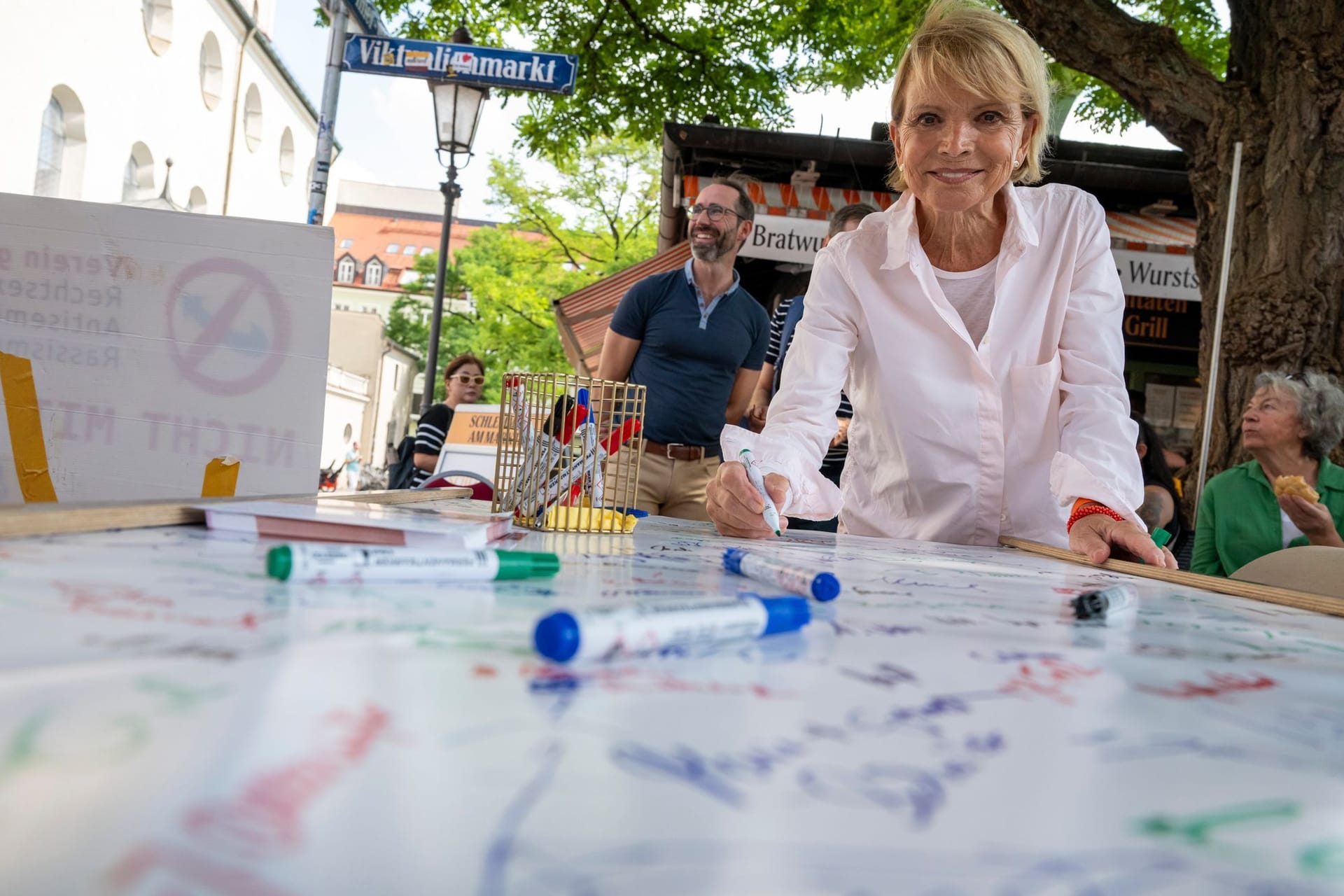 Uschi Glas sammelt Unterschriften gegen Hass und Rassismus