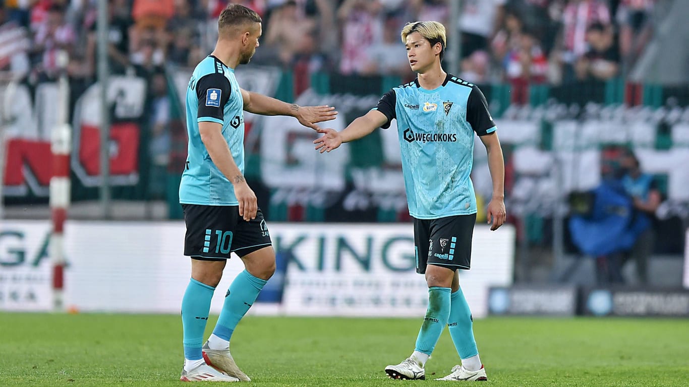 An der Seite von Lukas Podolski (l.): Soichiro Kozuki (r.) im Trikot von Górnik Zabrze.