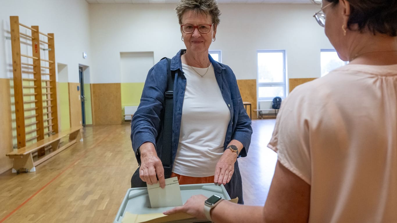 Sabine Zimmermann (BSW, l), Spitzenkandidatin des Bündnis Sahra Wagenknecht (BSW) zur Landtagswahl in Sachsen, wirft im Wahllokal ihren Stimmzettel in die Wahlurne.