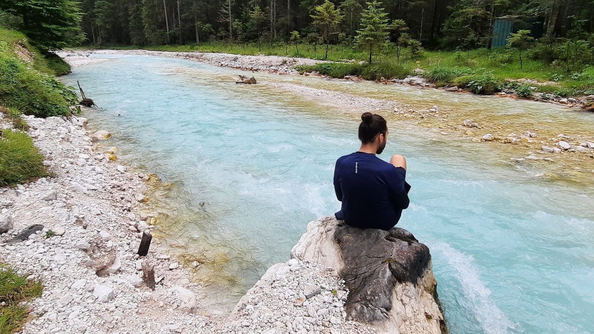 Erste Pause: Kurz hinter der Bockhütte gibt es direkt am Ufer der Partnach eine kleine Stärkung.