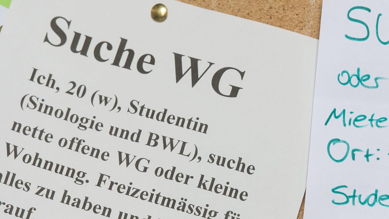 Studentinnen suchen nach einer Wohnung (Symbolbild): Studierende in Hamburg kämpfen mit steigenden Kosten.