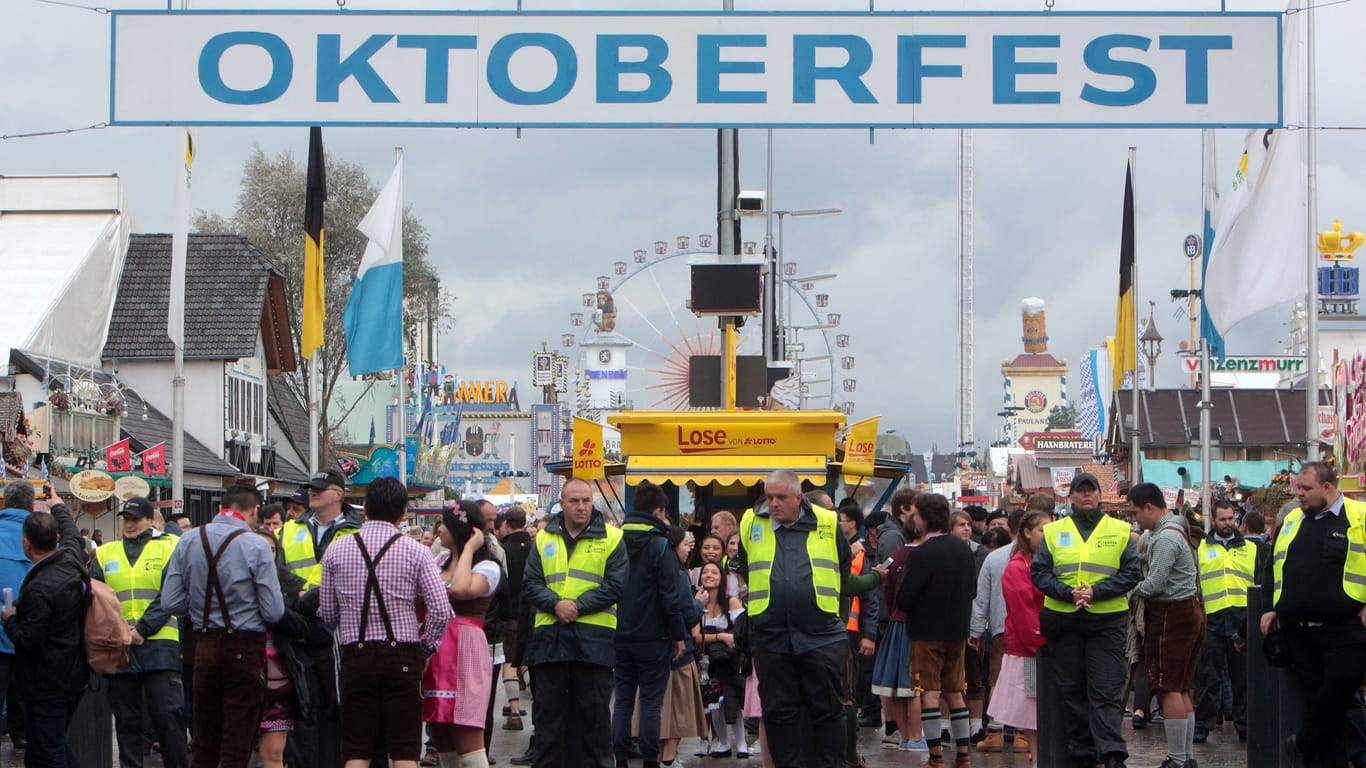 Sicherheitskräfte am Eingang zur Theresienwiese (Archivbild): OB Dieter Reiter kritisiert, dass das Abtasten der Besucher "juristisch schwierig" sei.