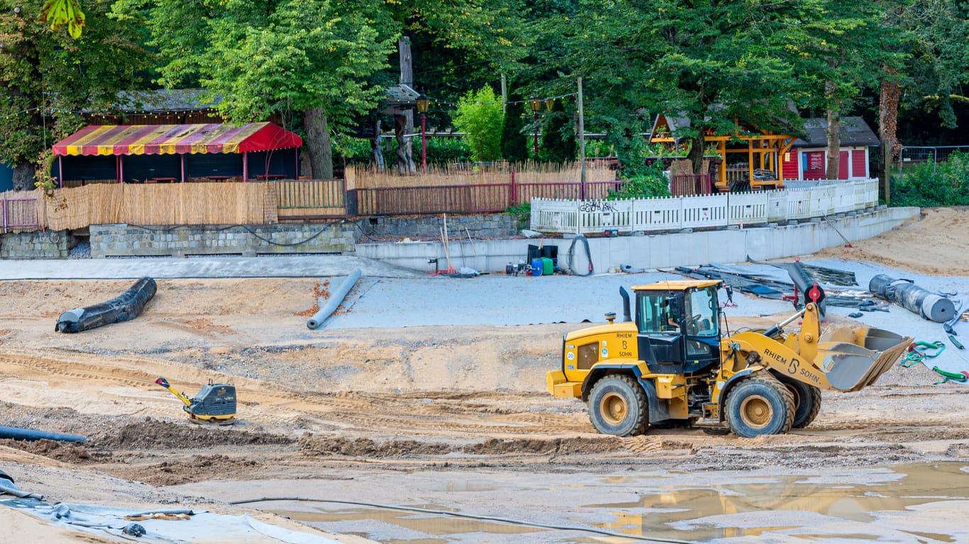 Der leere Weiher im Volksgarten: Im Hintergrund ist der Biergarten zu sehen.