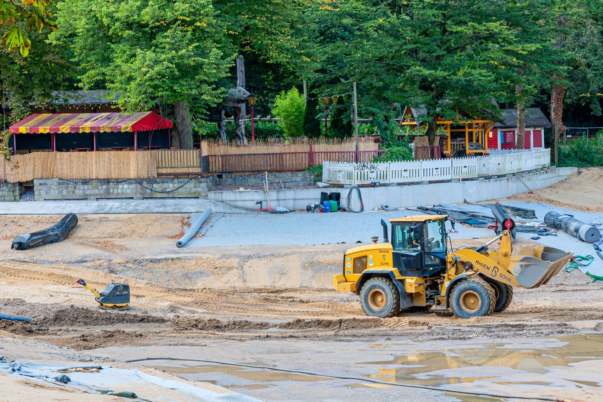 Der leere Weiher im Volksgarten: Im Hintergrund ist der Biergarten zu sehen.