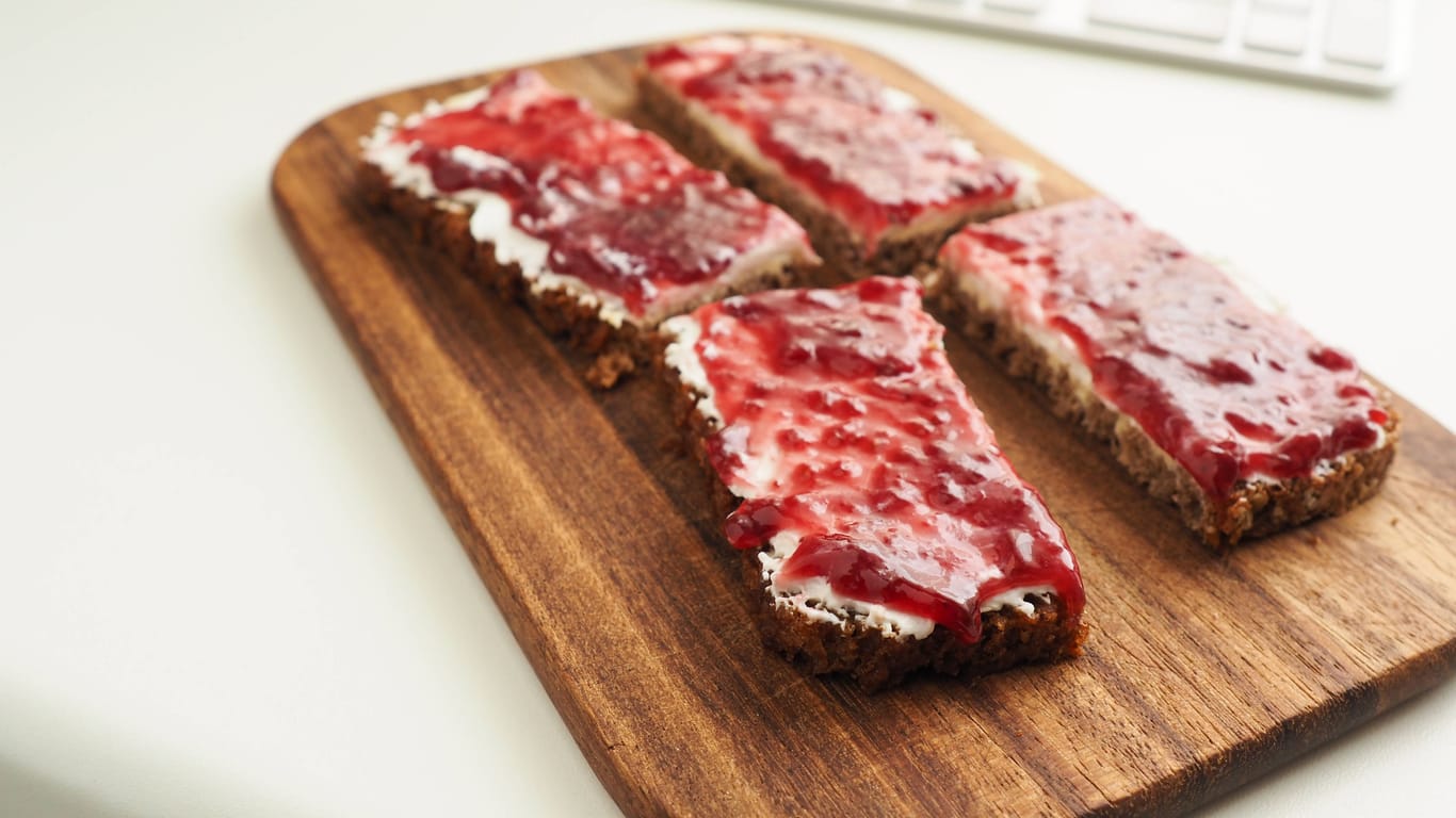 Ein Brot mit Marmelade: Wer könnte da widerstehen.