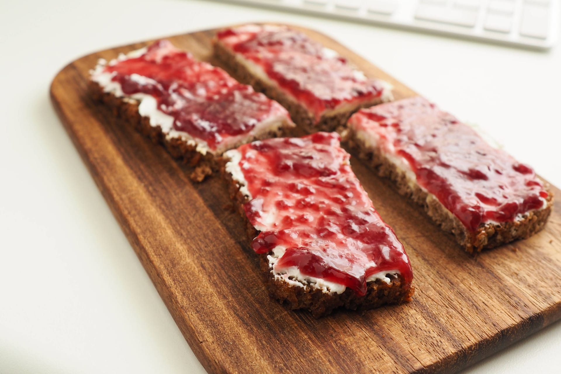 Ein Brot mit Marmelade: Wer könnte da widerstehen.