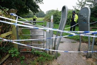 Polizeibeamte am Tatort in Franklin Park, Braunstone Town, wo ein 80-jähriger Mann am Sonntagabend angegriffen wurde und später im Krankenhaus starb.