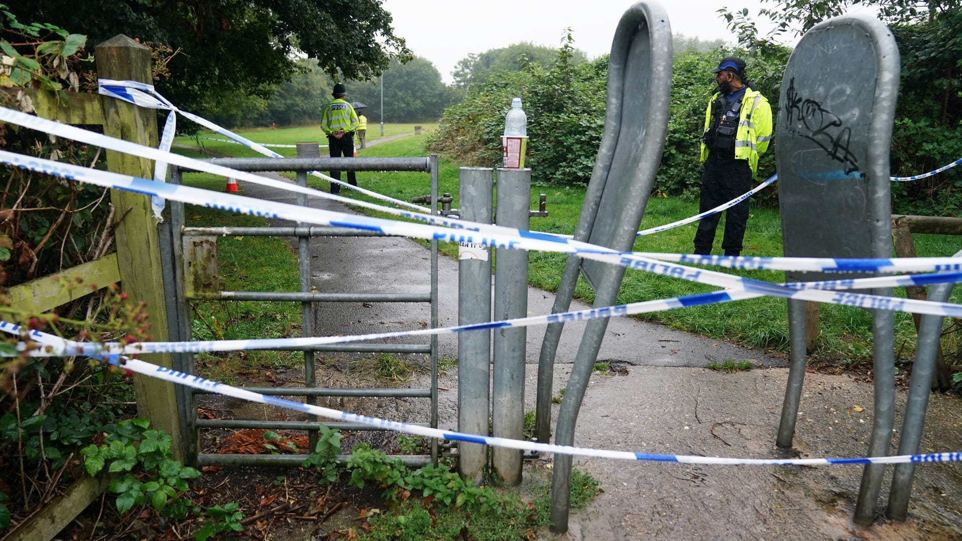 Polizeibeamte am Tatort in Franklin Park, Braunstone Town, wo ein 80-jähriger Mann am Sonntagabend angegriffen wurde und später im Krankenhaus starb.