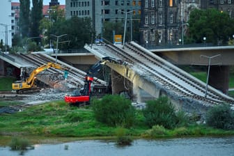 Schwere Einsatzfahrzeuge sind im Einsatz: Die Bergungsarbeiten an der Carolabrücke in Dresden laufen unter großem Zeitdruck.