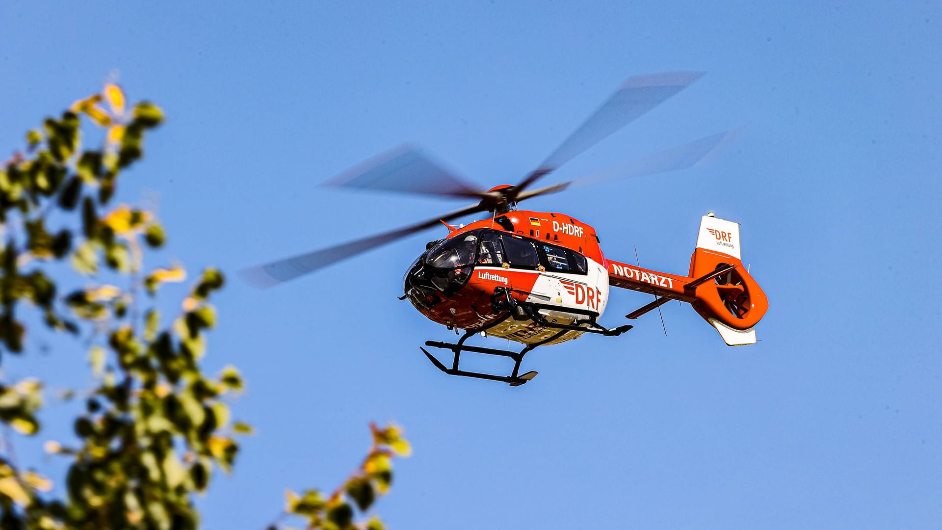 Ein Rettungshubschrauber (Symbolbild): Trotz schwerer Verletzungen war der 77-Jährige ansprechbar.