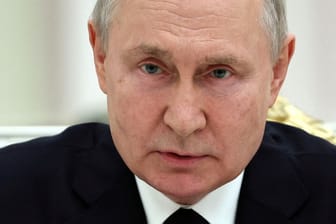 Russlands Gewaltherrscher Putin bei einem treffen mit Mitarbeitern im Kreml.