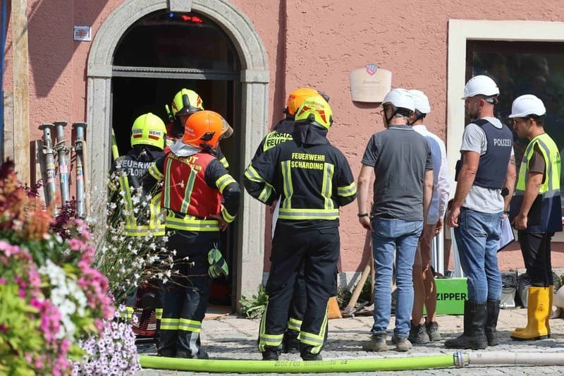 Die Feuerwehr an der Unfallstelle: Das Kellergewölbe stürzte bei Bauarbeiten ein.