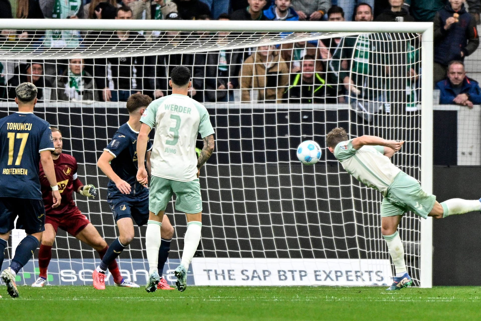 Das Siegtor: Bremens Stage (r.) trifft zum 4:3 in Hoffenheim.