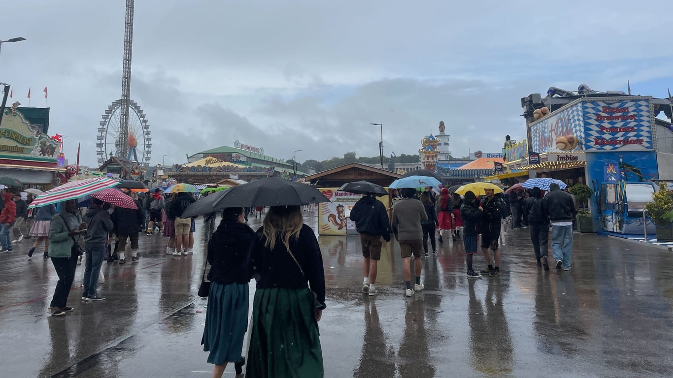 Trotz des Regens strömen die Menschen am Samstag auf die Wiesn.