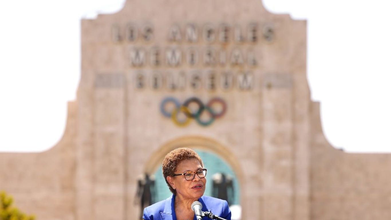 Bürgermeisterin Karen Bass verspricht mehr Sicherheit für die Metropole Los Angeles.