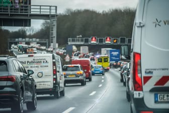 Stau (Symbolbild): Auf der A6 müssen Autofahrer mit erheblichem Zeitverlust rechnen.