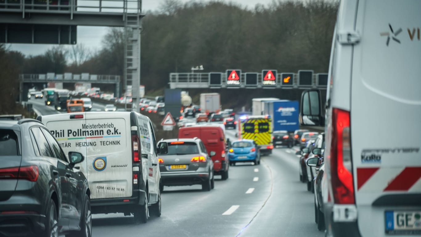 Stau (Symbolbild): Auf der A6 müssen Autofahrer mit erheblichem Zeitverlust rechnen.