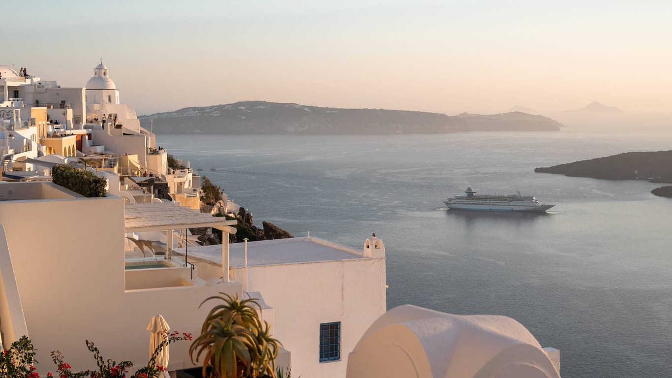 Die atemberaubende Küste von Santorini: Griechische Inseln sind im Herbst besonders beliebt bei Urlaubern.