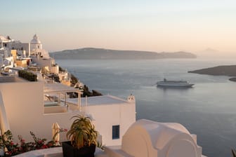 Die atemberaubende Küste von Santorini: Griechische Inseln sind im Herbst besonders beliebt bei Urlaubern.