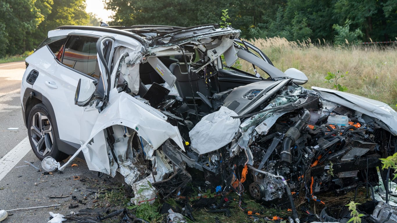 Der Motorraum ist völlig eingedrückt, mit voller Wucht ist der weiße Hyundai gegen einen Baum geprallt. Für den Fahrer kam jede Hilfe zu spät.