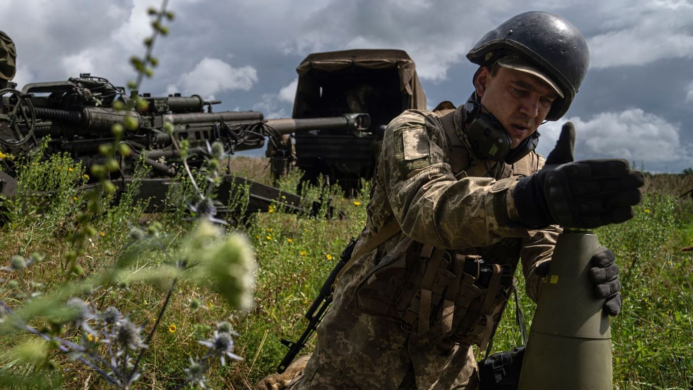 Ein ukrainischer Soldat installiert einen Zünder für eine 155-mm-Artilleriegranate (Archivbild). Einige Granatenhülsen sollen aus Indien geliefert worden sein.