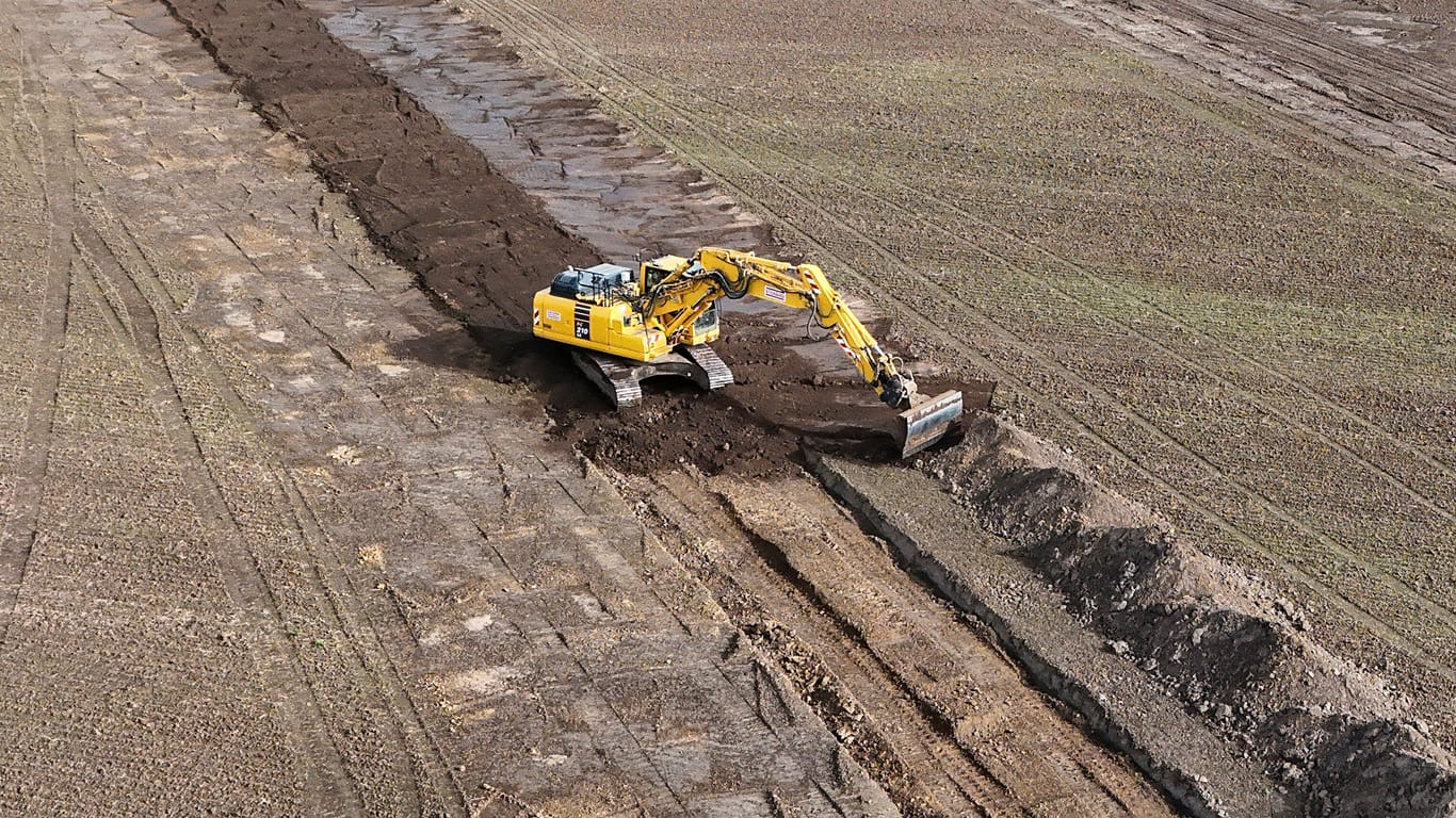 Intel-Baustelle in Magdeburg: Bagger beginnen im August mit Bauvorbereitungen.