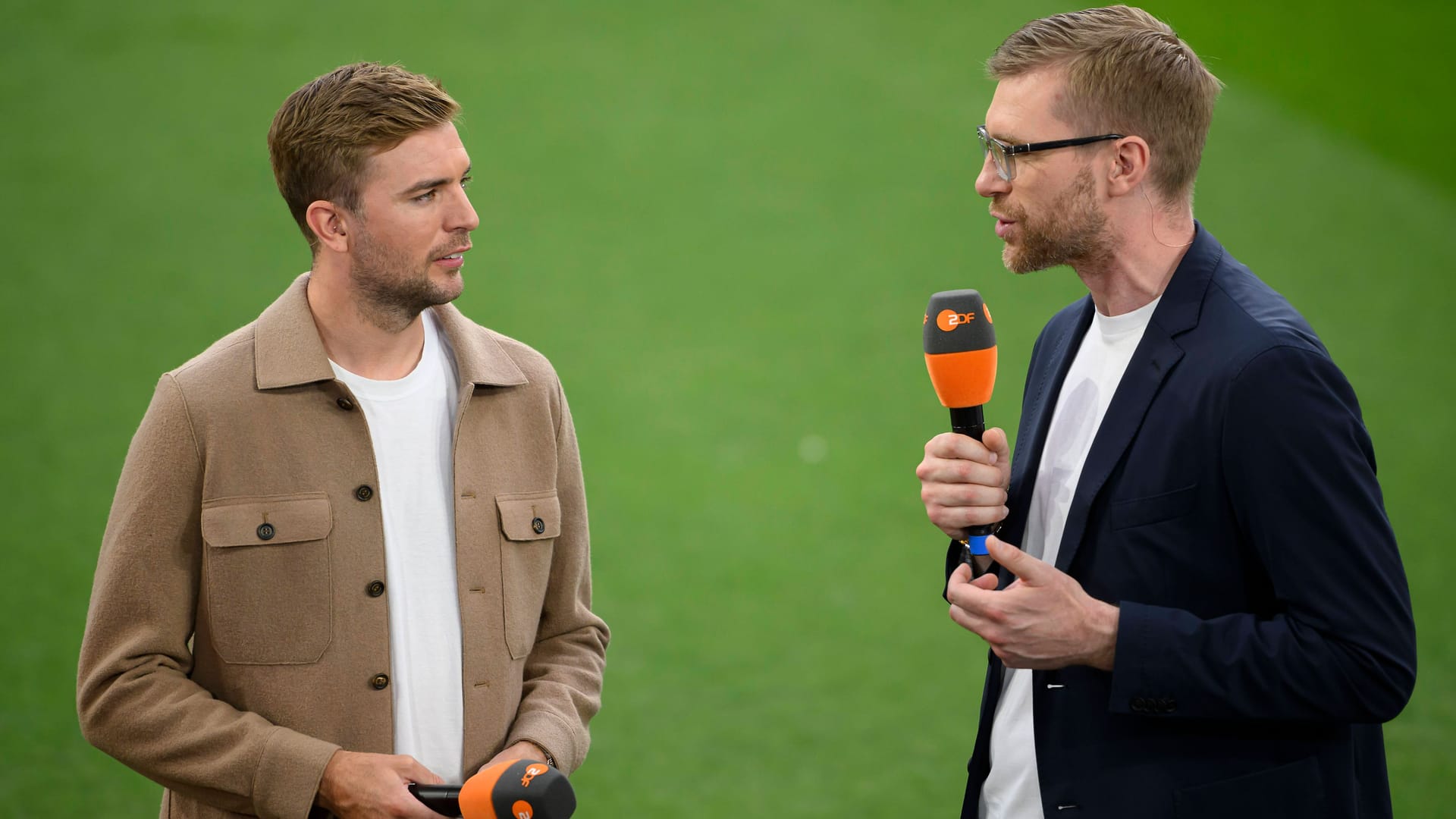 Christoph Kramer (l.) neben Per Mertesacker: Die beiden Ex-Nationalspieler sind normalerweise beide im ZDF zu sehen.