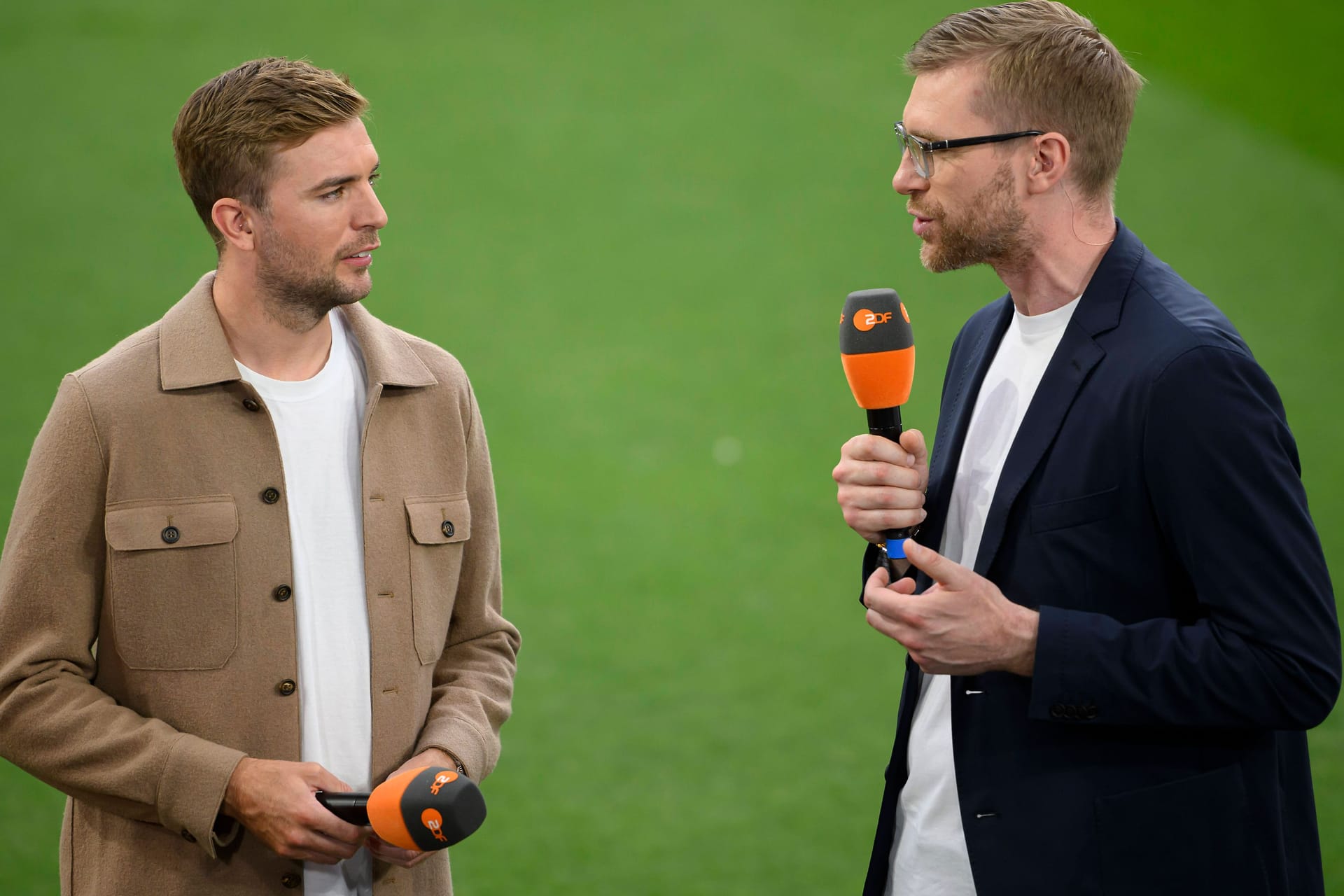 Christoph Kramer (l.) neben Per Mertesacker: Die beiden Ex-Nationalspieler sind normalerweise beide im ZDF zu sehen.