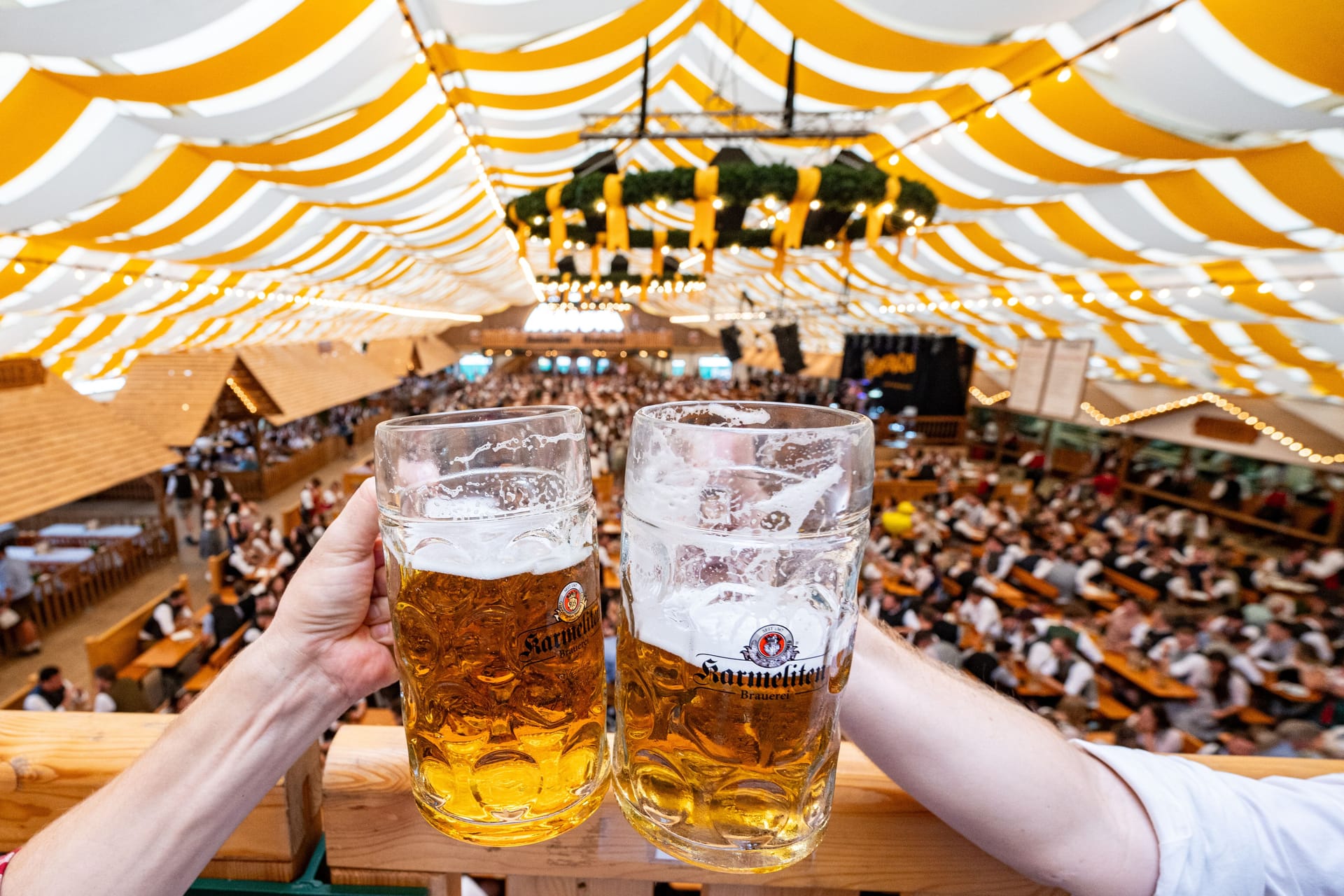 Bier im Festzelt (Symbolbild): die Diebe schnappten sich Inventar im Wert von rund 20.000 Euro.