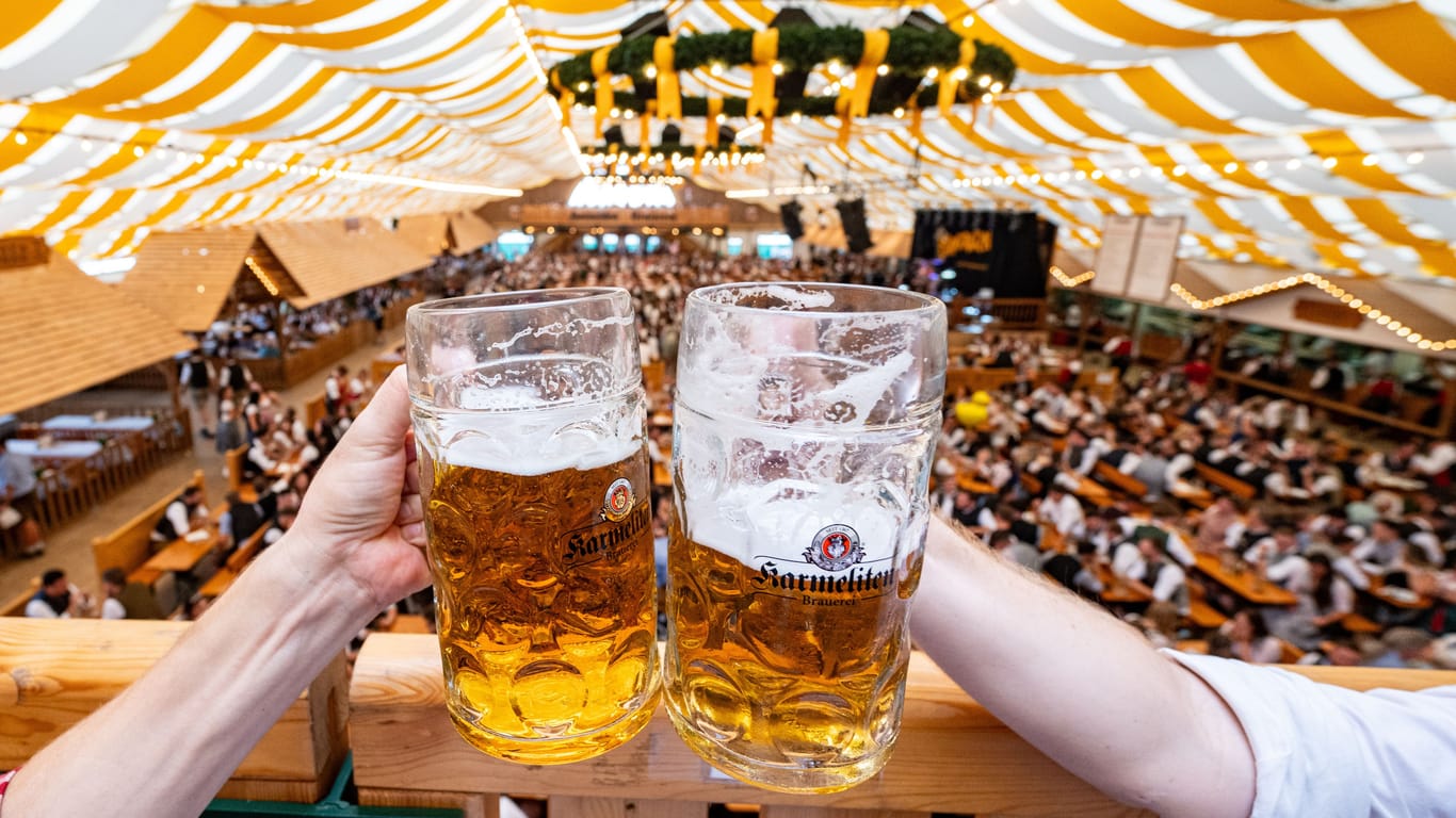 Bier im Festzelt (Symbolbild): die Diebe schnappten sich Inventar im Wert von rund 20.000 Euro.