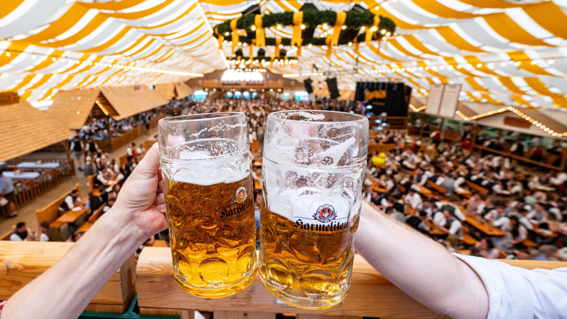 Bier im Festzelt (Symbolbild): die Diebe schnappten sich Inventar im Wert von rund 20.000 Euro.