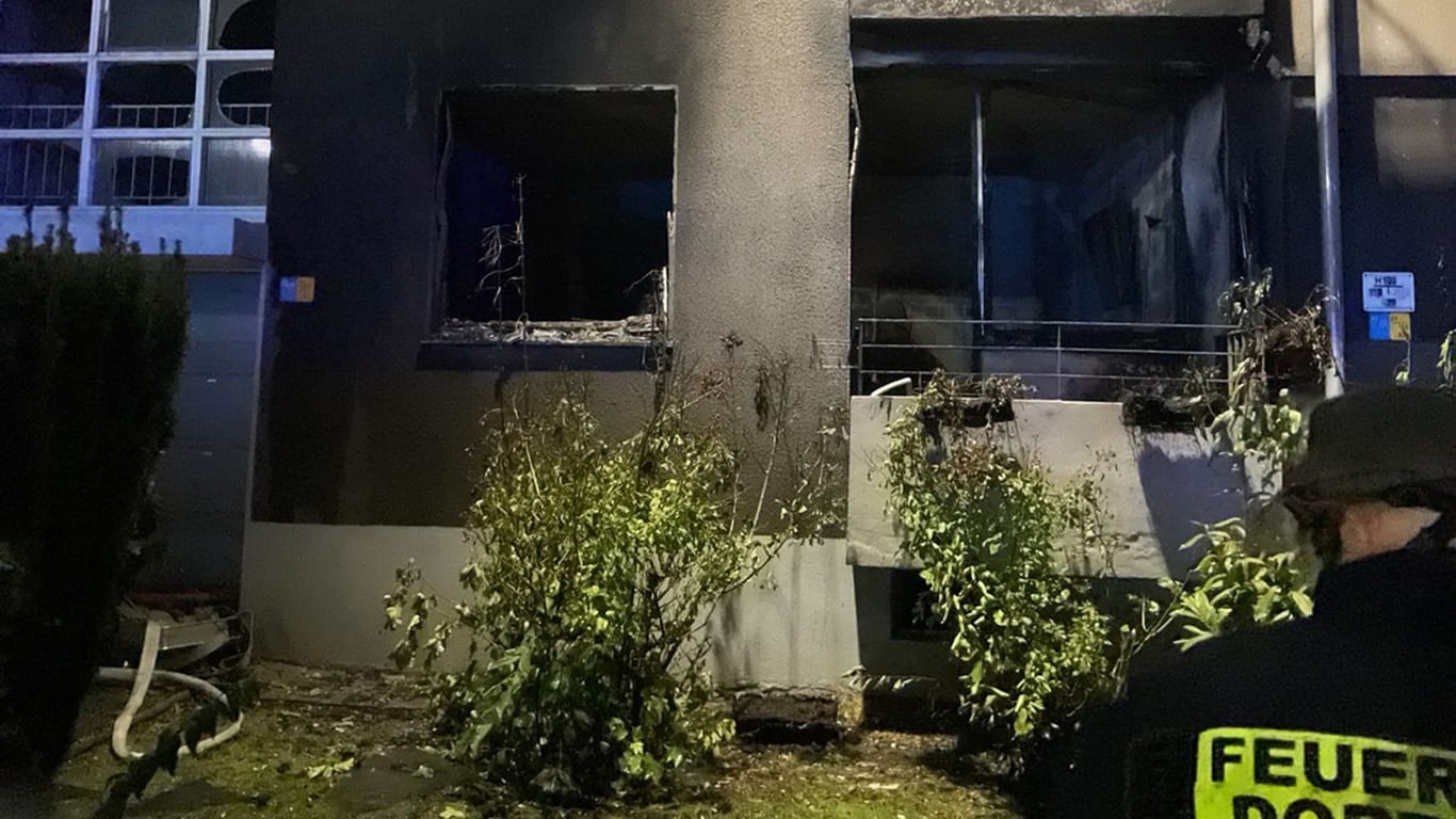 Brandwohnung in Lütgendortmund: Die Feuerwehr löschte den Brand am Abend.