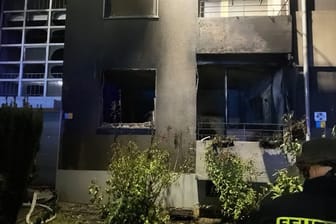 Brandwohnung in Lütgendortmund: Die Feuerwehr löschte den Brand am Abend.