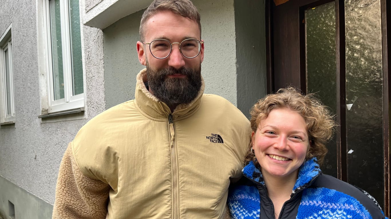 Patrick und Britta bleiben von den Hinterlassenschaften der Wiesn-Besucher verschont.