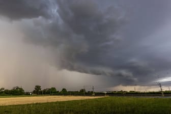 Dunkle Wolken am Himmel (Archivbild): In Brandenburg kann es stürmisch werden.