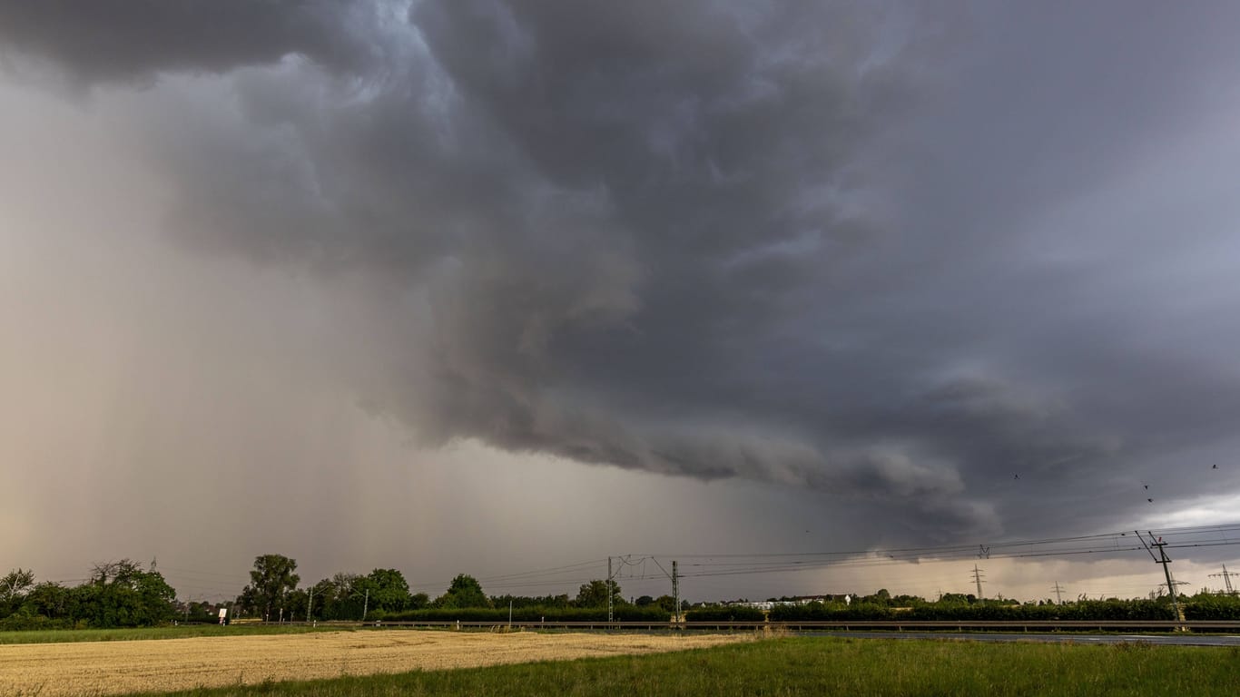 Dunkle Wolken am Himmel (Archivbild): In Brandenburg kann es stürmisch werden.