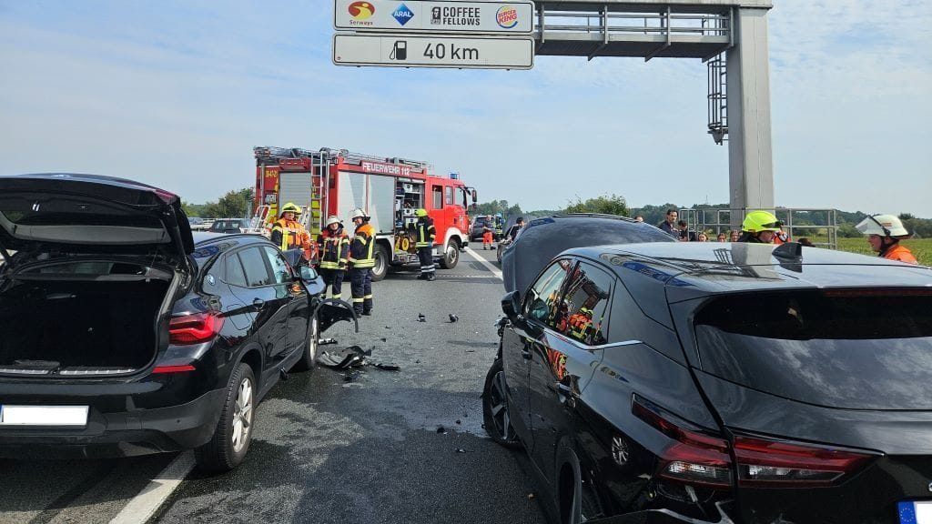 Die Einsatzstelle auf der Autobahn A1: Die Feuerwehr und der Rettungsdienst rückten mit einem Großaufgebot an.