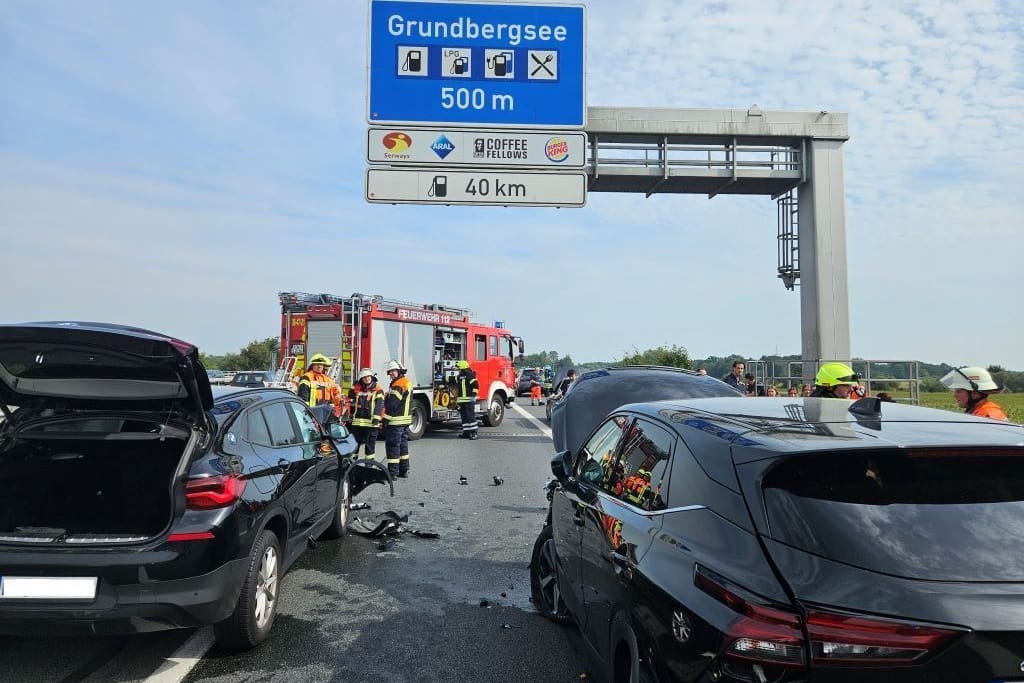 Die Einsatzstelle auf der Autobahn A1: Die Feuerwehr und der Rettungsdienst rückten mit einem Großaufgebot an.