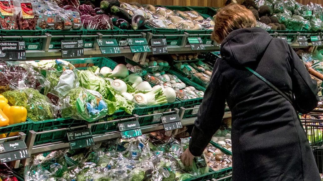 Mecklenburg-Vorpommern, Schwerin: In den Regalen eines Supermarkts liegen Obst und Gemüse