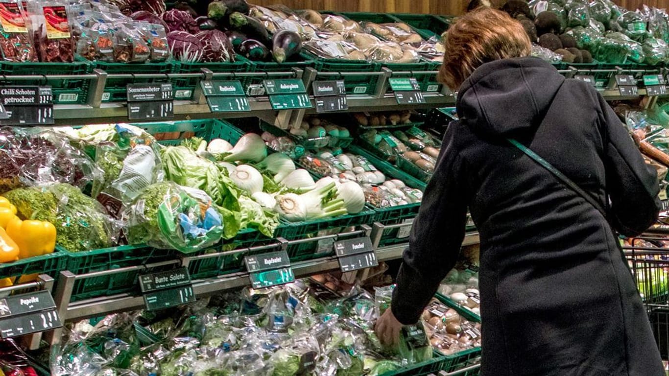 Mecklenburg-Vorpommern, Schwerin: In den Regalen eines Supermarkts liegen Obst und Gemüse