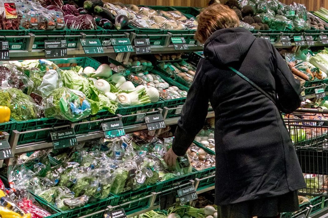 Mecklenburg-Vorpommern, Schwerin: In den Regalen eines Supermarkts liegen Obst und Gemüse