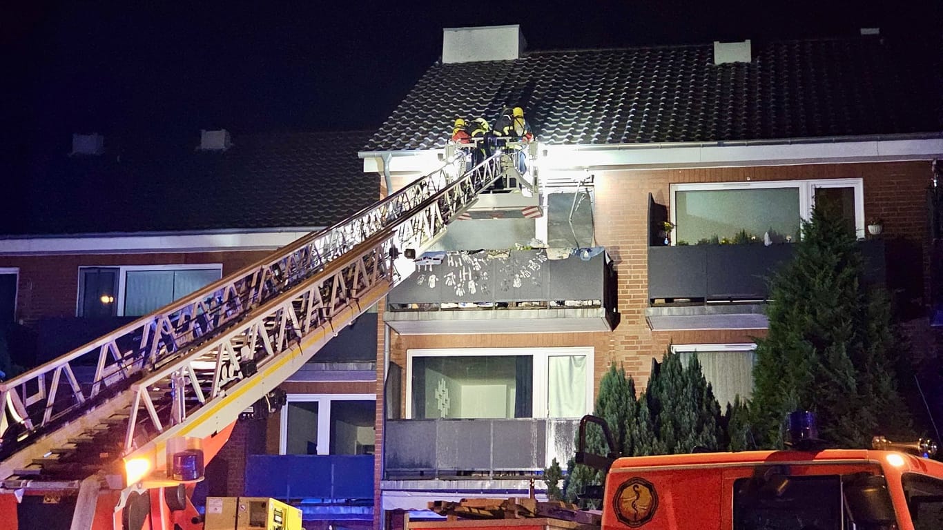 Feuerwehreinsatz in Jenfeld: Der Bewohner der Wohnung wurde laut einem Reporter festgenommen.