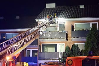 Feuerwehreinsatz in Jenfeld: Der Bewohner der Wohnung wurde laut einem Reporter festgenommen.