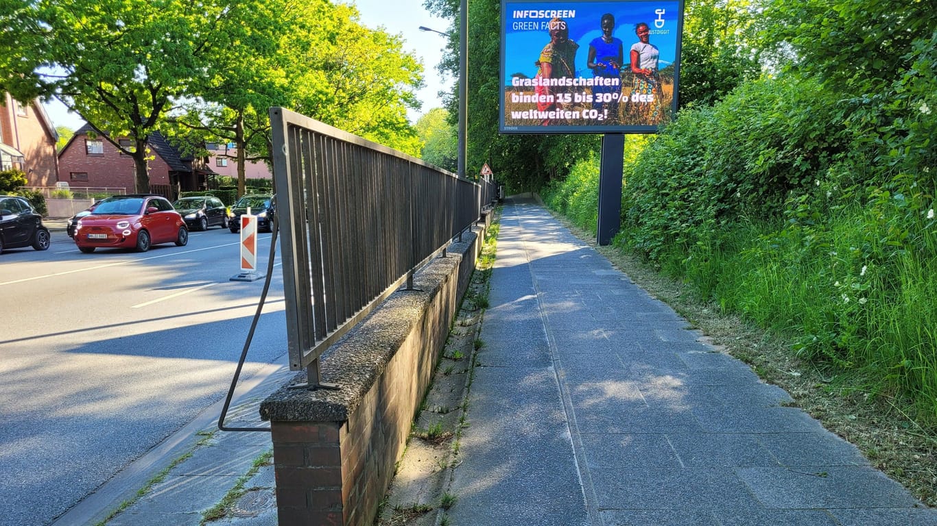 Am Poppenbütteler Weg müssen Radfahrer auf einem Mini-Radweg fahren: Dabei wäre auf der Straße noch Platz.